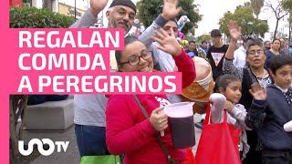 Familias se organizan para regalar comida a peregrinos que arriban a la Basílica de Guadalupe [upl. by Jacenta]