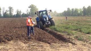 NewHolland T6090  quadrivomere Moro Gara aratura Soncino 2016 [upl. by Noreg153]