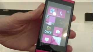 Fujitsu Arrows quotWindows Phonequot IS12T prise en main au MWC 2012 FR [upl. by Mundt]