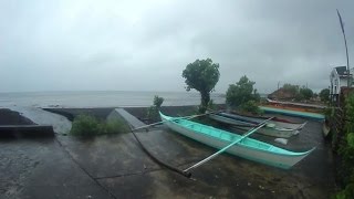 Philippines le typhon Hagupit balaye lest de larchipel [upl. by Tnafni]