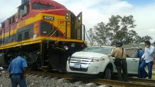 Train hits a car caught on video MUST SEE Salamanca mexico [upl. by Kittie]