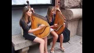 KIEV  Av Jreshchatik Hermanas tocando la bandura ucraniana [upl. by Fraase]