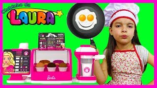 LAURINHA BRINCANDO COM A CAFETERIA DA BARBIE  Jéssica Godar e Laurinha e Helena [upl. by Nagirrek]