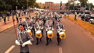 Marsch aus PetersburgPreußens Gloria  Einmarsch Musikkorps der Bundeswehr Schloss Bellevue 2015 [upl. by Arnie]