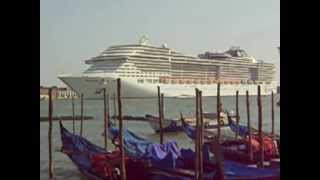 Venezia  Le navi da crociera solcano il centro della città [upl. by Orland49]