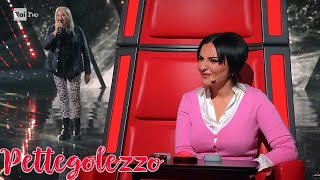 A The Voice Senior la cantante “con tre corde vocali” a bocca aperta i coach [upl. by Oremodlab]