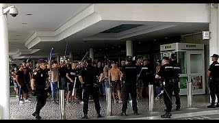 Ultras del Xerez insultan a la expedición del Cádiz CF en su entrada a Bahía Sur [upl. by Abad]