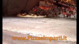 La cottura della pizza nel forno a legna anche da dentro [upl. by Iiette778]