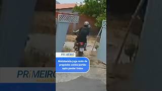 Mototaxista joga moto de propósito contra portão após perder freios [upl. by Teodora]