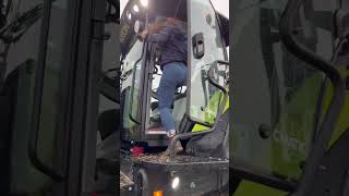 UNE AGRICULTRICE DECHAUME DANS UN TRACTEUR CLAAS  agriculturetracteurs🚜fendtagricultrices [upl. by Eppes736]