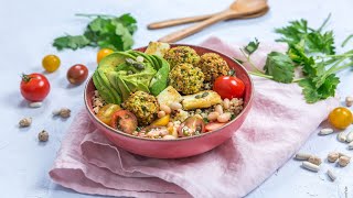 Recette  Salade de quinoa et falafels aux pois chiches [upl. by Seyer]