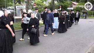 Klederdracht uit het hele land in optocht door Nunspeet [upl. by Atelahs294]