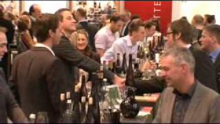 Auf den Erfolg angestoen Weinmesse Dsseldorf WMV 320x240 1269365546 [upl. by Lleryd848]