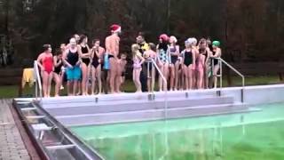 Eisbaden in Neukirchen  der Sprung ins eiskalte Wasser  Tradition [upl. by Sanson]