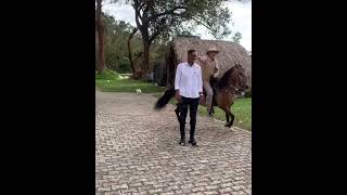 Yerry Mina visitó a Álvaro Uribe quien hizo una demostración a caballo que causa polémica en redes [upl. by Placeeda100]