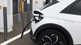 Véhicules électriques  le bonus écologique baisse de 1000 euros pour les ménages les plus aisés [upl. by Lonnard486]