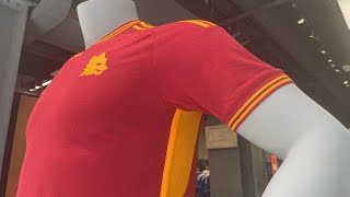 Nuova maglia della Roma lomaggio a Francesco Totti nella nuova divisa del club capitolino [upl. by Manard]