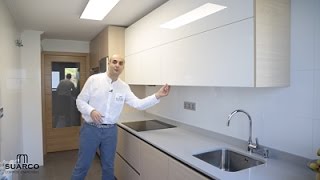 Video de cocinas blancas modernas con madera estilo nordico perfil gola y encimera de silestone [upl. by Lamraj303]