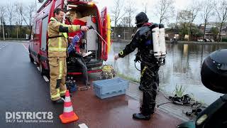 Brandweerduikers zoeken naar te water geraakt iPhone in de Delftsche Vliet Delft [upl. by Dric]