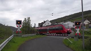 Bahnübergang Pommern Mosel  Railroad Crossing  Spoorwegovergang D [upl. by Talich]