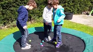 Verjaardag spel trampoline en waterbalonnen [upl. by Li]