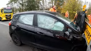 Auto botst op aanhanger van wegwerkers [upl. by Nicks965]