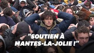 Étudiants et lycéens à genoux en solidarité avec les jeunes de ManteslaJolie [upl. by Dosi]