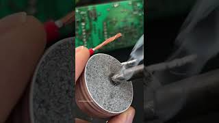 The soldering iron tip does not tin the repair paste can easily tin [upl. by Macgregor]