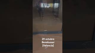 Vecinos intentamos que no entre agua en el patio Benetusser dana inundación catastrofe valencia [upl. by Narf887]