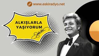 Alkışlarla Yaşıyorum Zeki Müren ORJİNAL SES [upl. by Aremat]