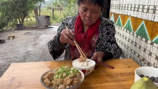 啤酒婶做了一碗香喷喷的粉蒸肉吃着吃着就哭了，把我看的不知所措 [upl. by Artenal]