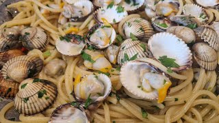 Spaghetti con le Vongole  Tutti i trucchi per ottenerli come al ristorante [upl. by Dreeda]