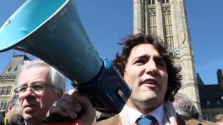 Justin Trudeau encourage les emploies dAveos devant le Parlement dOttawa [upl. by Lucier]