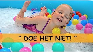 ONDEUGENDE LUCiLLA iN BALLEN ZWEMBAD 😂🏊⚽  Bellinga Familie Vlog 1020 [upl. by Hcurob]