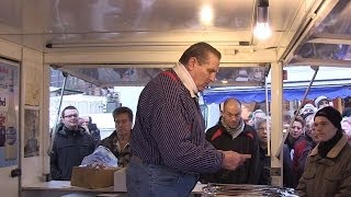 Hamburger Fischmarkt Bei Marktschreiern und Fischmarktbesuchern von Schietwetter keine Spur [upl. by Rillings]