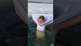 Vai virar vampiro🥶shortsviral funny mermaid swimming underwater fishing icequeen winter [upl. by Chatwin]