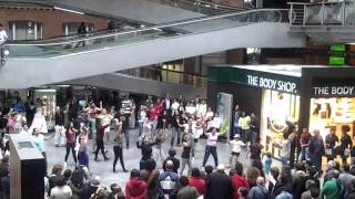 FLASHMOB COLOMBIA EN MADRID cumbia y mapale [upl. by Lynnett942]