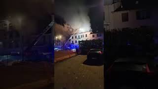 Tradate  In fiamme il tetto di un palazzo di via XXV Aprile  16112024 [upl. by Thomsen]