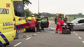 Autos op elkaar gebotst op Plantagebaan in Wouwse Plantage [upl. by Yhtamit]