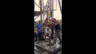 roughneck rig roughnecks drilling oil tripping [upl. by Yoko]