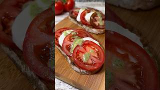 Tosta Caprese con “Pesto” de nueces… ¡Brutal receta youtubeshorts [upl. by Ecirtap]