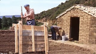 CASETA ARTESANA con la técnica del TAPIAL muros de tierra compactada adobes madera y arbustos [upl. by Llekcir]