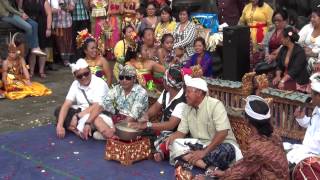 Chant Balinais lors de la cérémonie Saraswati [upl. by Eesdnil]