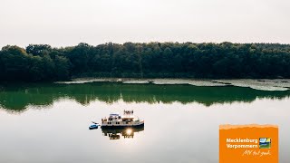 Urlaub auf dem Hausboot in der Mecklenburgischen Seenplatte [upl. by Helse]