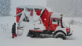 ŞİDDETLİ KAR FIRTINASINDA KARAVAN ÇÖKTÜ [upl. by Aalst626]