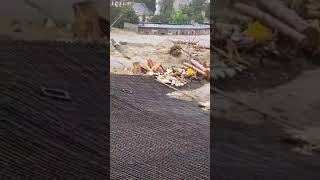 Echt Krass wie das Bauwerk Betonstahl mitgerissen wird vom Hochwasser news flashfloodsflood [upl. by Ramel]