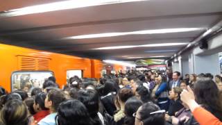 Desmayos en el Metro del DF [upl. by Godden739]