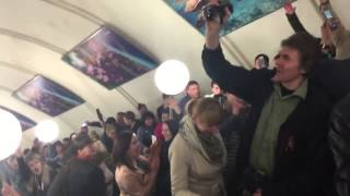 Die Russen singen spontan Katjuscha in Moskauer Metro Russischer Patriotismus [upl. by Alexandros]