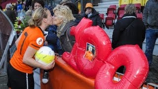 Reportage Sylvia Smit honderd keer in Oranje [upl. by Deonne]