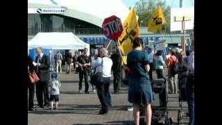 Proteste von FluglärmGegnern bei der FraportHauptversammlung [upl. by Yuht]